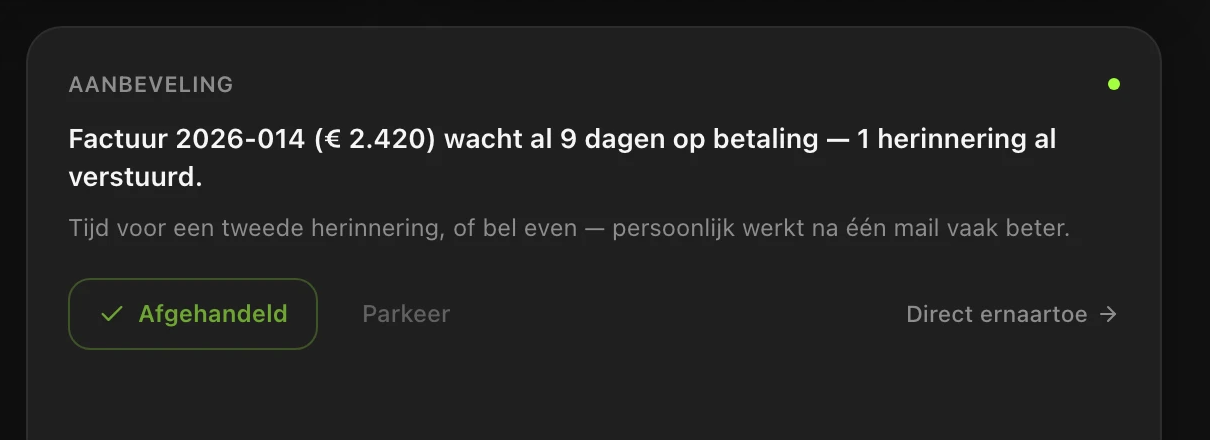 De aanbeveling in SPIL OS: factuur 2026-014 van 2.420 euro wacht al negen dagen op betaling, één herinnering al verstuurd; keuzes: afgehandeld, parkeer, direct ernaartoe.
